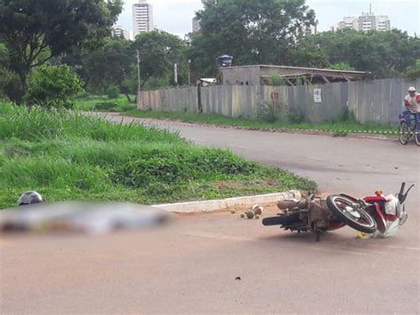 G Motociclista Morre Ap S Bater Na Lateral De Caminh O Em Goi Nia