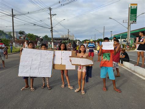 A Gazeta Novo protesto fecha ES 010 após morte de criança atropelada