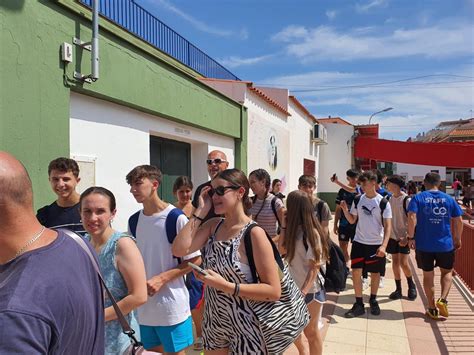 El alcalde visita la piscina de verano en el día de su apertura con