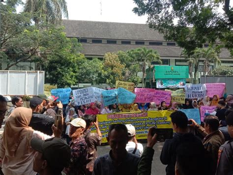 Tolak Revitalisasi Ratusan Pedagang Pasar Banjaran Gerudug Gedung Dprd