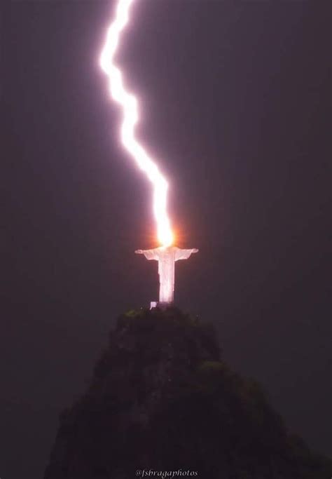 Pomnik Jezusa Chrystusa W Rio De Janeiro Uderzony Piorunem