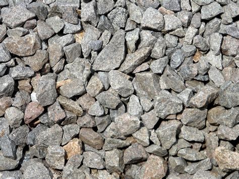 sebab  landasan keretapi penuh  batu batu kasar