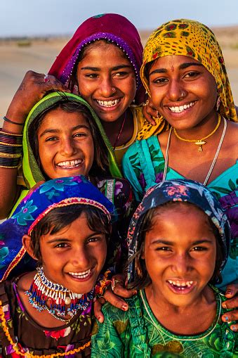 Grupo De Felices Indias Gitanas Aldea Del Desierto India Foto De Stock