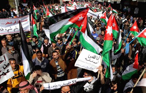 150214 Jordanians Protesters Hold Banners And Wave Jordanian National