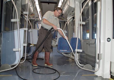 Passengers are frustrated by bus terminal cleaning standards 17