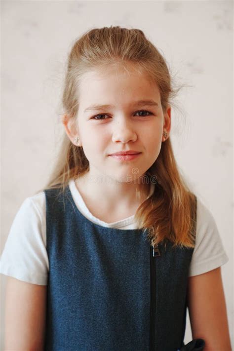 Retrato De Uma Adolescente Bonitinha Em Um Sundress Cinza E Uma Camisa