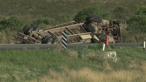 Tr Iler Pierde El Control Y Vuelca En Carretera A Ju Rez Canal