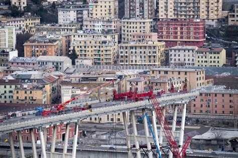 Genova Giorni Dopo La Tragedia Inizia La Demolizione Del Ponte