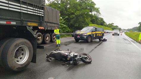 Batida Entre Moto E Caminh O Complica Tr Nsito Da Br Sentido