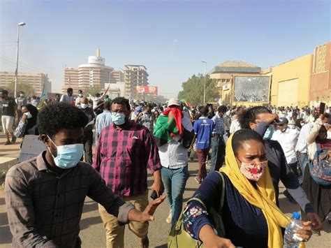 عشرات الآلاف يتظاهرون بمحيط القصر الرئاسي بالعاصمة السودانية صحيفة