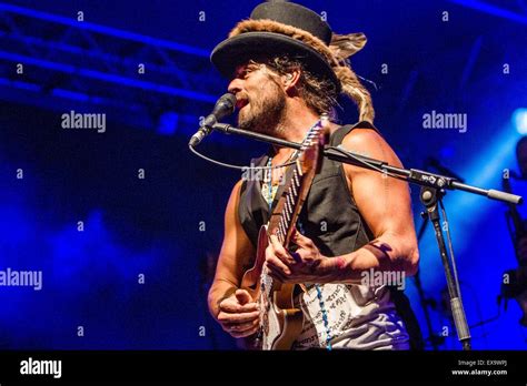 Xavier Rudd Show Hi Res Stock Photography And Images Alamy