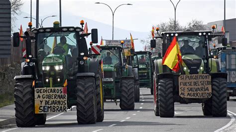 DIRECTO Los agricultores protestan por su situación y cortan con sus