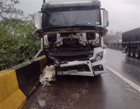 Carreta Tomba E Bloqueia Parcialmente Rodovia C Nego Dom Nico Rangoni