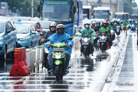 Bmkg Keluarkan Peringatan Hujan Lebat Di Kota Besar Indonesia Ini