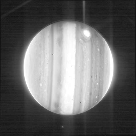 Jupiter multi-image by JWST, with diffraction spike "aurora" wider than ...