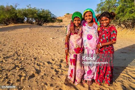 Grupo De Niños Indios Gitanos Felices Pueblo Del Desierto India Foto De