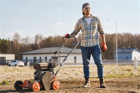 Homme Utilisant Une Machine D A Ration Pour La Scarification Et L