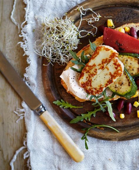 Belegtes Brot Mit Halloumi Paprika Bilder Kaufen 11450309 StockFood