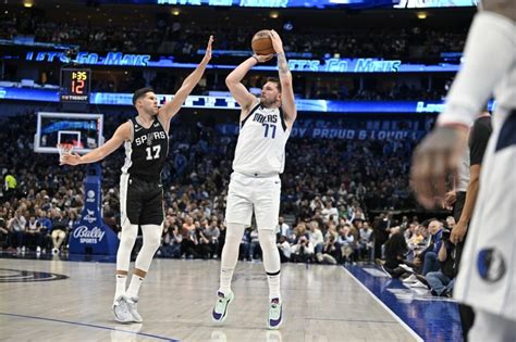 Luka Doncic Kyrie Irving Lead Mavs To Rout Of Spurs Field Level