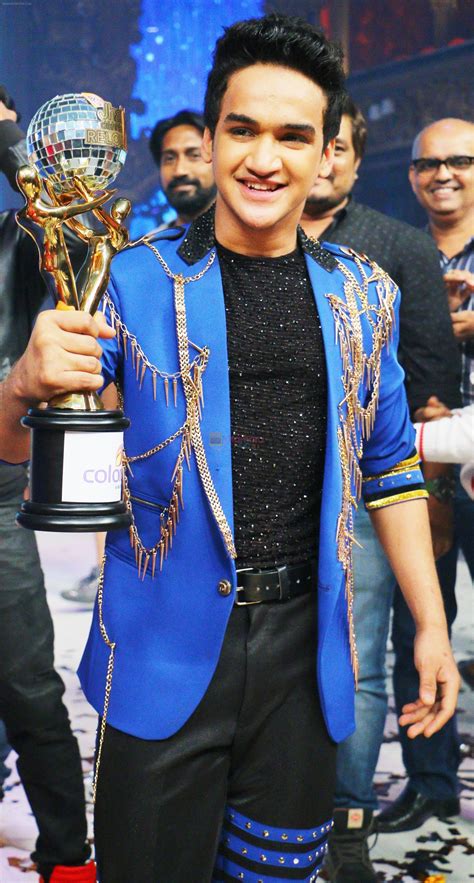 Faisal Khan With Jhalak Dikhhla Jaa Reloaded Winning Trophy Faisal