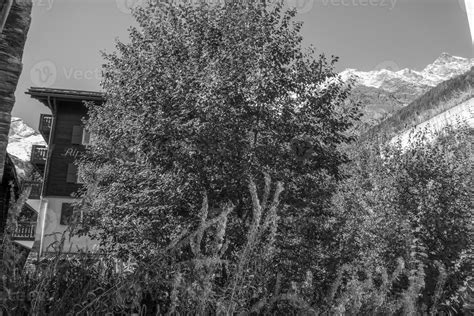 hiking in the swiss alps 27777654 Stock Photo at Vecteezy