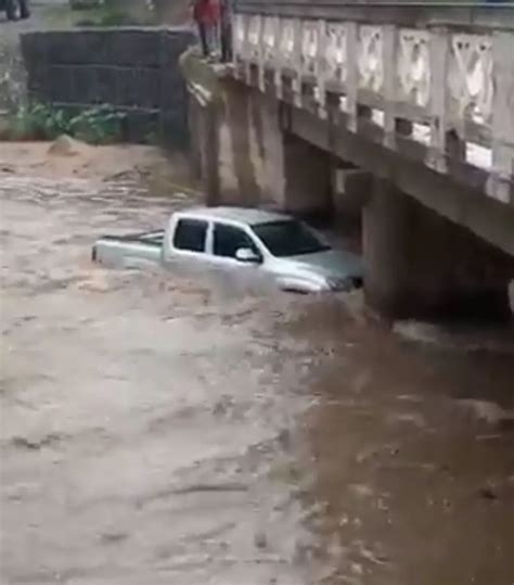 Carro Arrastado Por Correnteza At Ponte Em Botucatu Bauru E