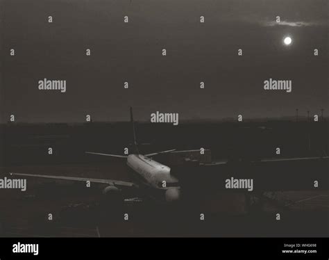 Airplane runway night hi-res stock photography and images - Alamy