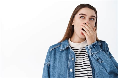 Image Dune Jeune Femme Fatiguée Dune Fille Ennuyée Bâillant Et Regardant Le Texte