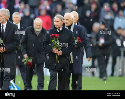 Berti Vogts Mit Blumen Auf Dem Spielfeld Beim Gedenken Hi Res Stock