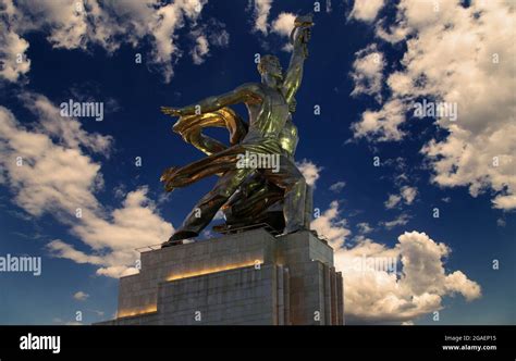 Famoso monumento soviético Rabochiy i Kolkhoznitsa trabajador y mujer