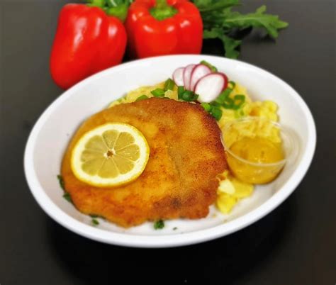 Schweineschnitzel Mit Rahmchampignons Und Salzkartoffeln Salat