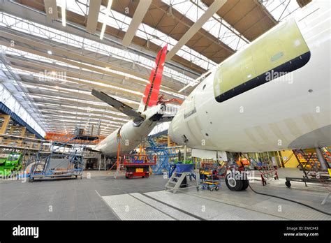 Airplane construction in a hangar Stock Photo - Alamy