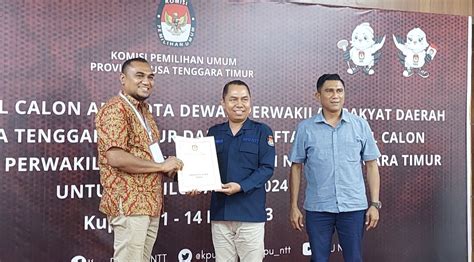 Bakal Calon Anggota DPD RI Angelius Wake Kako Resmi Mendaftar Ke KPU