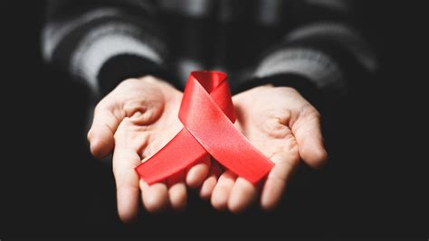 Światowy Dzień Walki z AIDS Ile osób z wirusem HIV żyje w Polsce