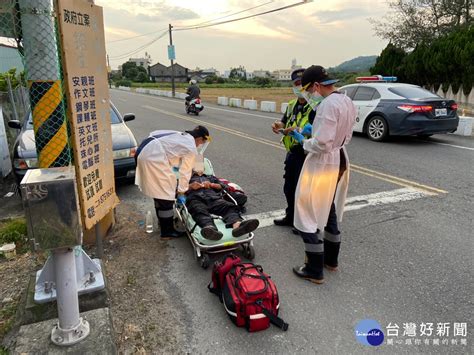 老翁外出身體不適坐於路旁 暖警即時協助送醫急救 蕃新聞