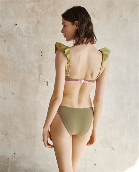 9 Hot Sexy Zoe O Keefe Bikini Pics