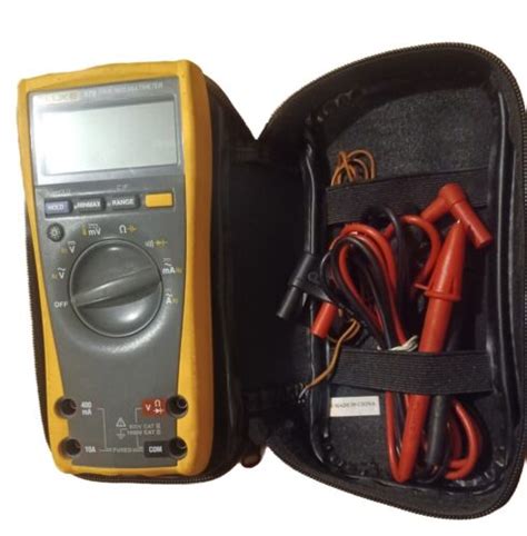 Fluke True Rms Digital Multimeter With Leads Temperature Probe And