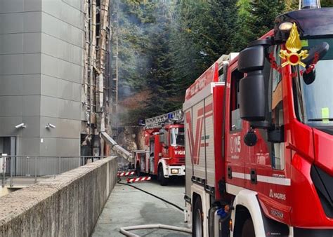 Varese Incendio Sul Tetto Di Una Tipografia Il Saronno