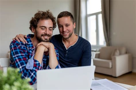 Lindo Casal Gay Rindo Juntos Enquanto Est Sentado Em Sua Sala De Estar