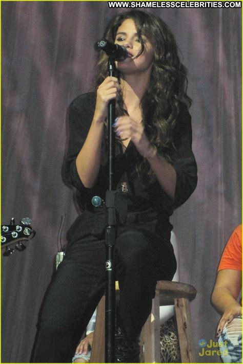 Selena Gomez Beautiful Posing Hot Babe High Resolution Celebrity