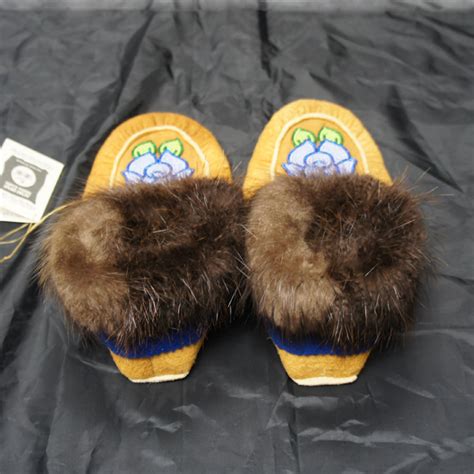 Men’s 7 Women’s 8 Beaded Moosehide Moccasins Arctic Canada Trading