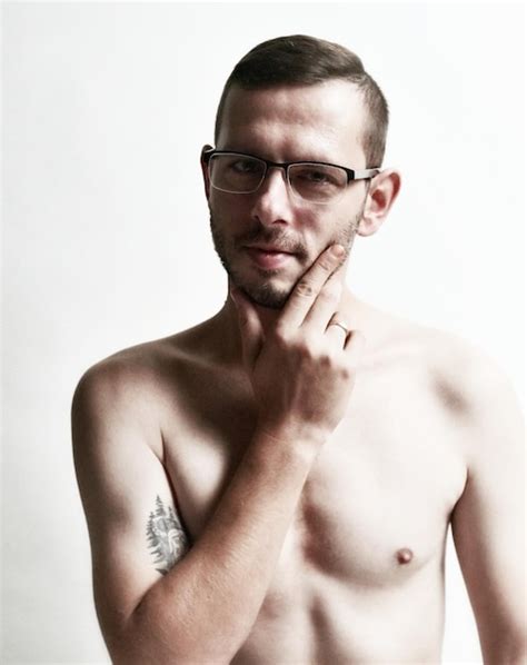 Retrato De Um Homem Sem Camisa Usando Culos Contra Fundo Branco Foto