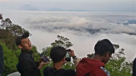 Pesona Sunrise Puncak Telomoyo Negeriddi Atas Awan