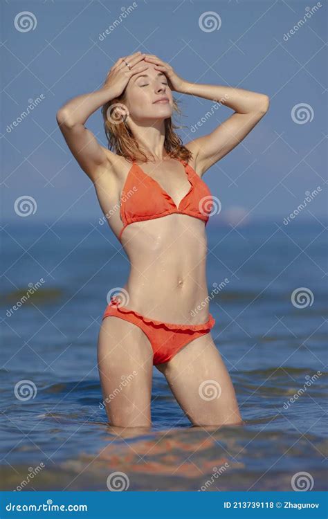 Hermosa Chica En Bikini En La Playa Foto de archivo Imagen de océano