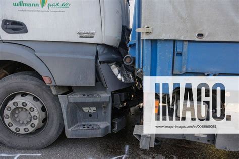 Bab Schwerer Lkw Unfall Mit Zwei Verletzen Und Beteiligten Lkws