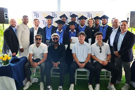 Tampa Bay Rays celebra su primera graduación de jugadores bachilleres