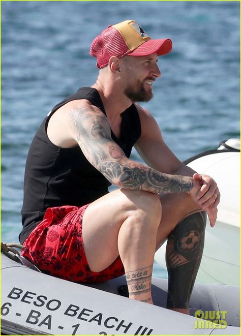 Photo Lionel Messi Soaks Up The Sun On Vacation In Spain Photo