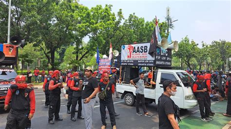 Demo Tuntut Kenaikan UMP Dibubarkan Buruh Ancam Kepung Rumah Pj