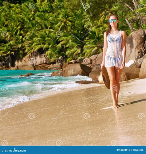 Femme Dans Le Bikini Sur La Plage Chez Les Seychelles Image Stock