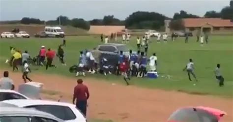 Horror En Sudáfrica Un Fanático Invadió La Cancha Con Su Auto E